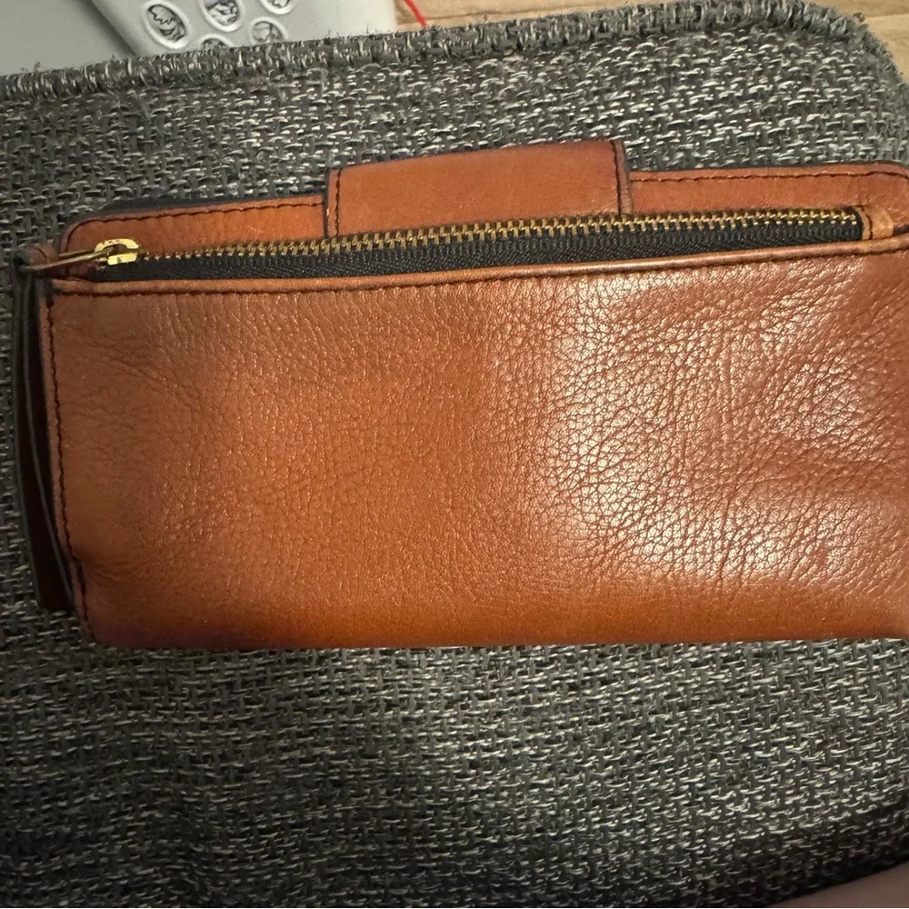 🤎 Fossil Colorblock Leather Wallet